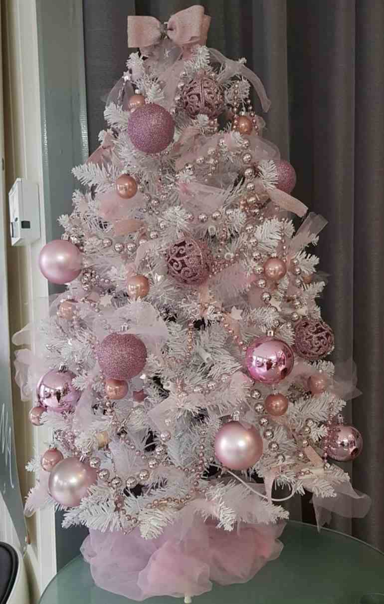 Árvore de natal branca com rosa pastel e metálico