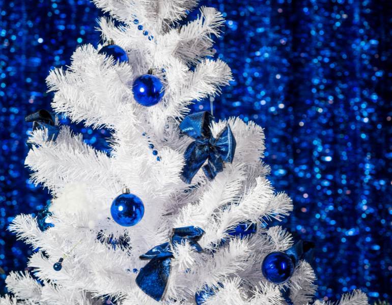 Árvore de natal branca com bolas e laços azuis
