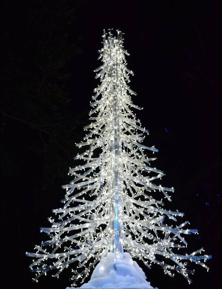 Árvore de natal branca simples com iluminação