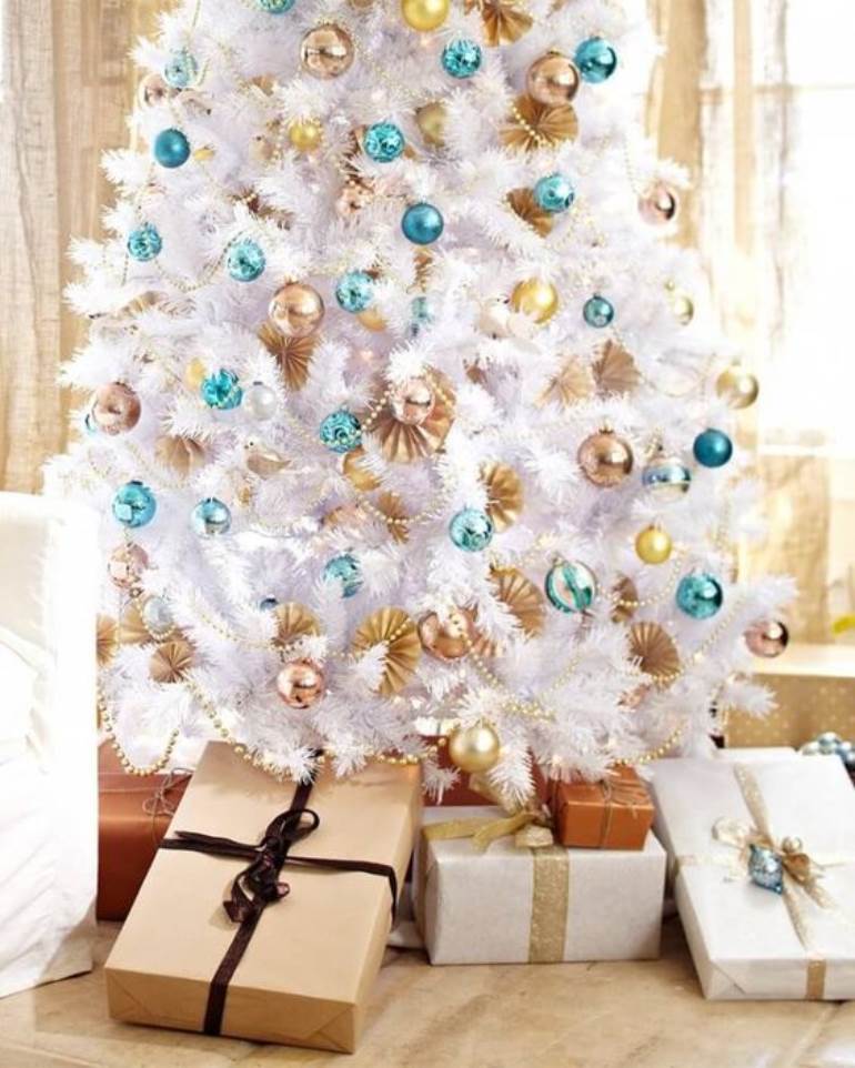 Árvore de natal branca com detalhes rosê, dourado e azul