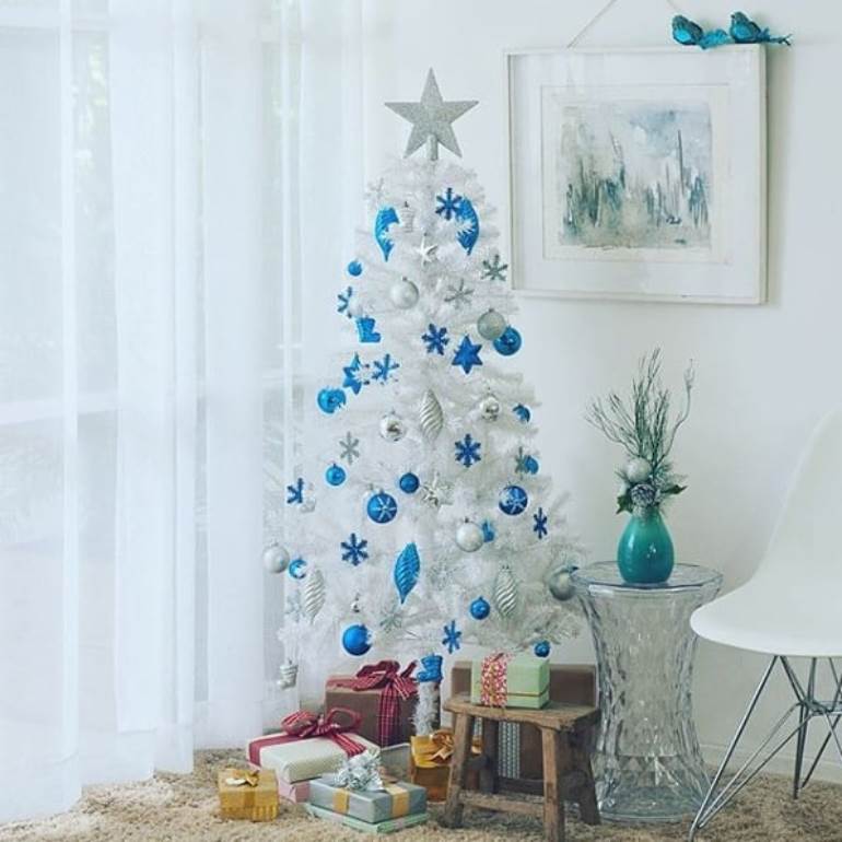 árvore de Natal branca decorada azul e prata