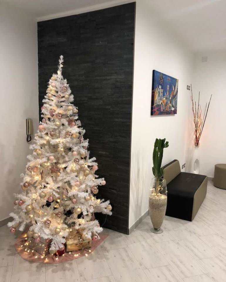 árvore de Natal branca decorada dourada