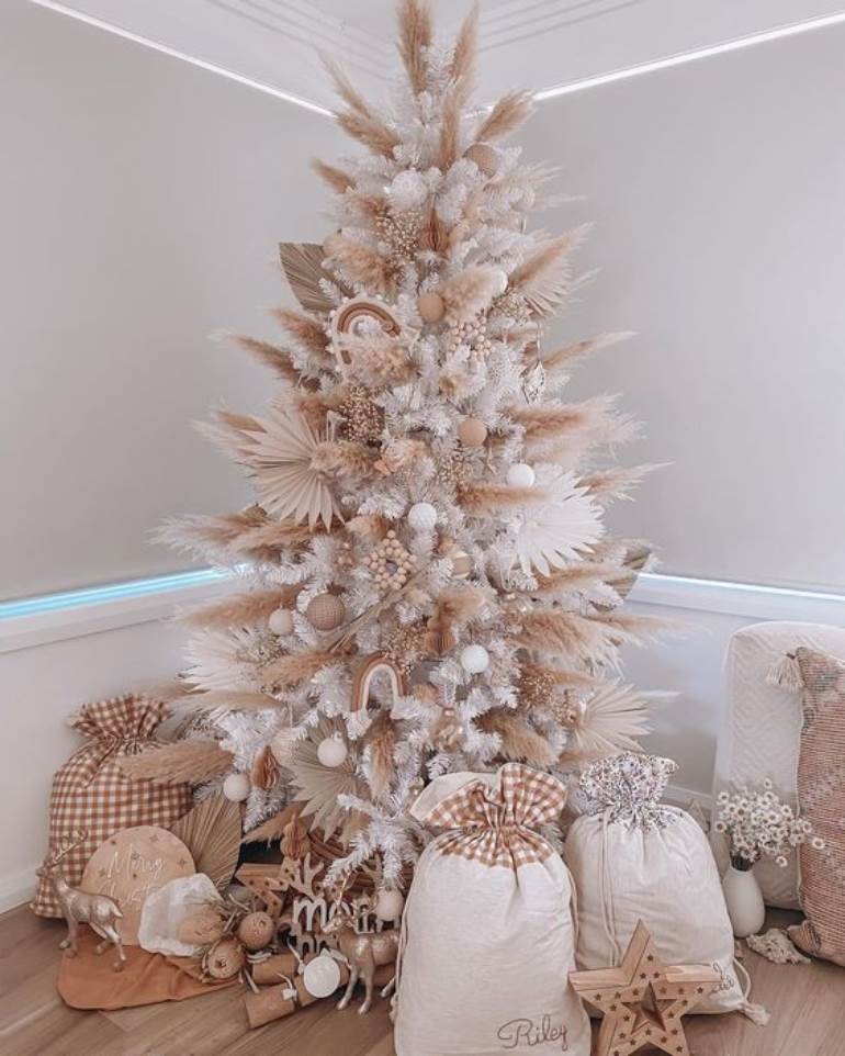 Árvore de Natal branca decorada: ideias simples e elegantes