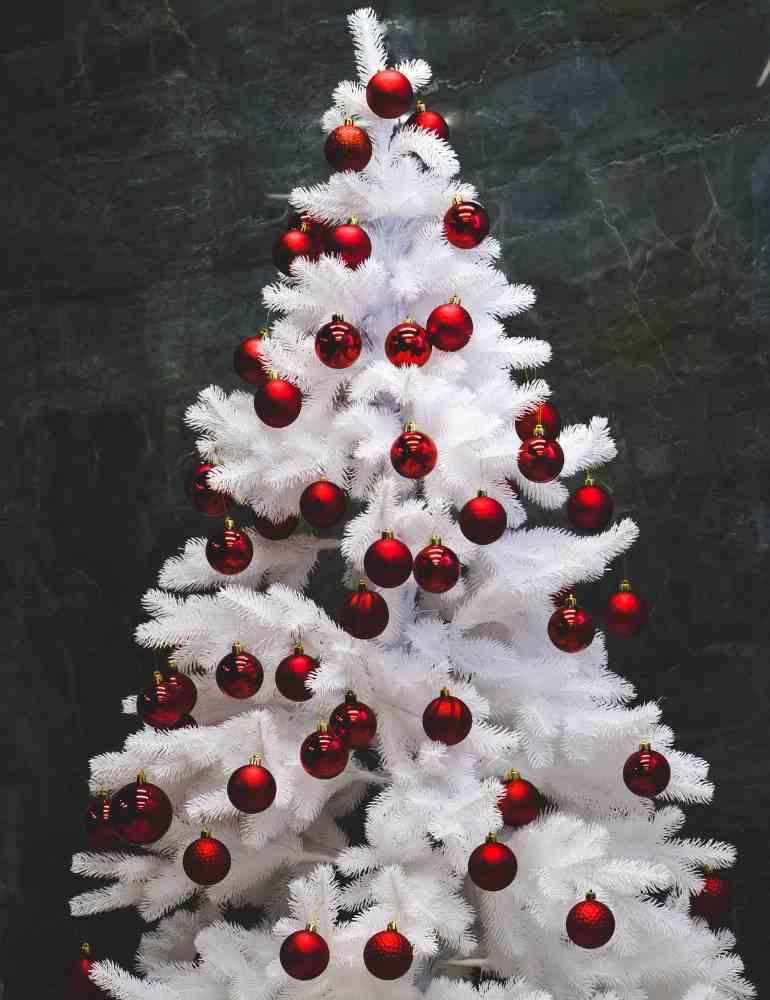 árvore de Natal branca decorada vermelha