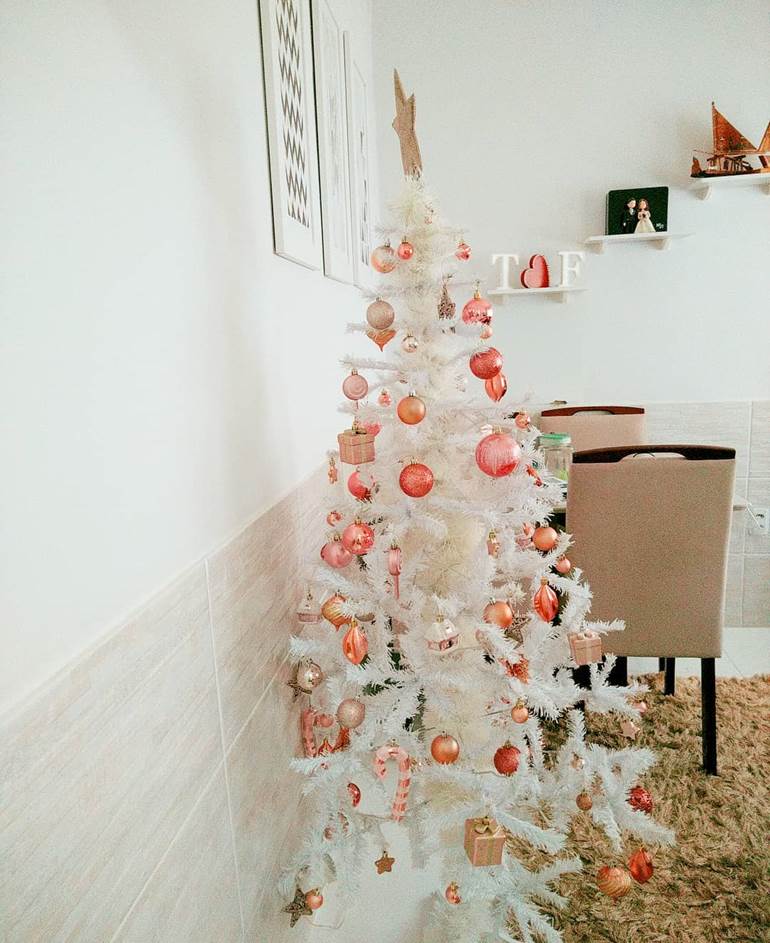 árvore de Natal branca decorada