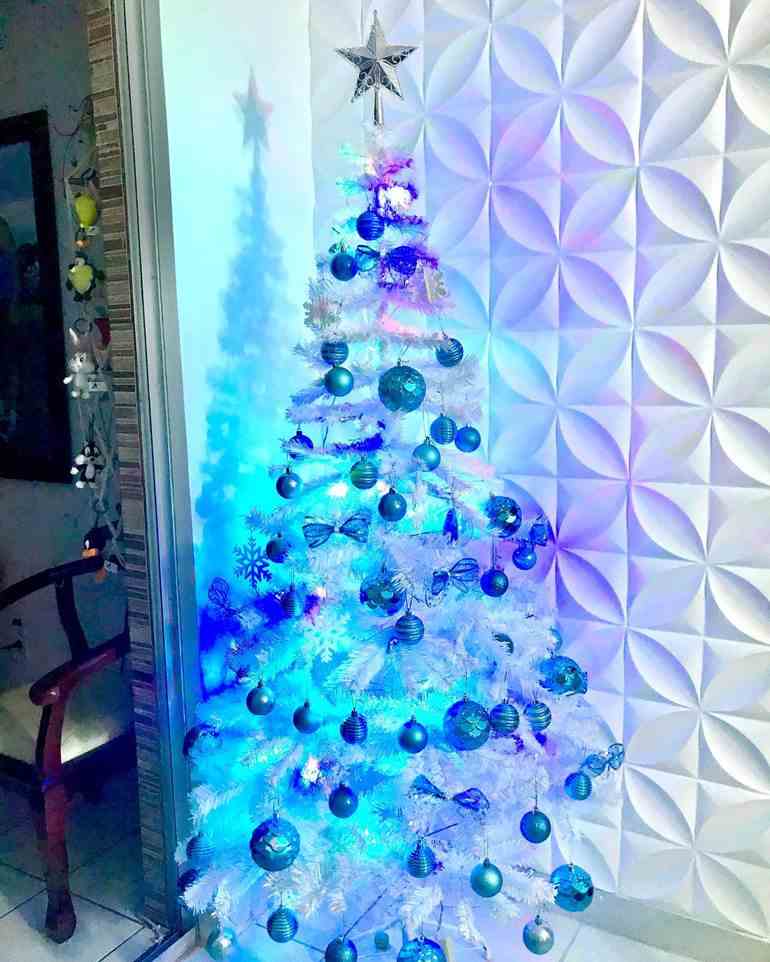 Árvore de natal branca com detalhes azuis