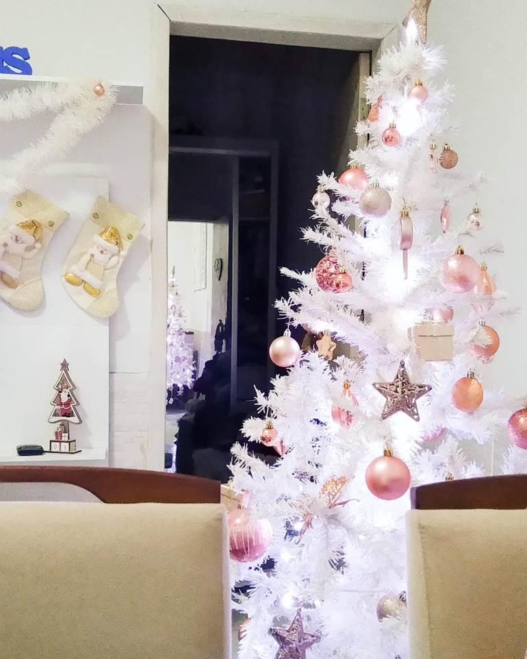 Árvore de natal branca com detalhes de estrela rosa