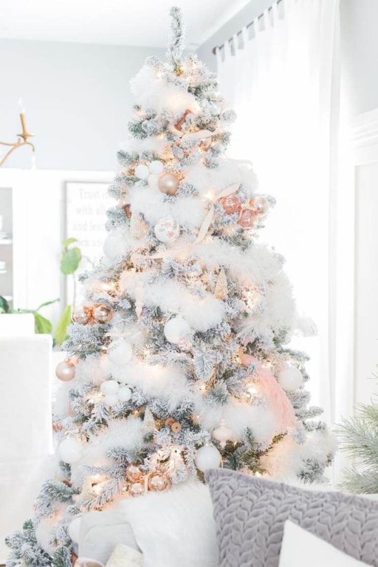 Árvore de natal branca com detalhes rosê gold