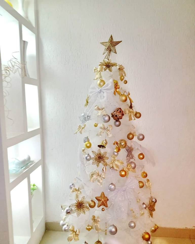 Árvore de natal branca com bolas pratas e douradas