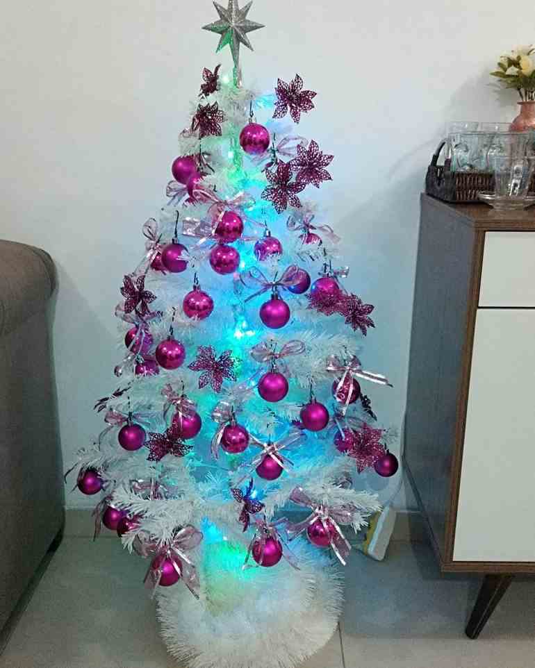 Árvore de natal branca com bolas rosa pink