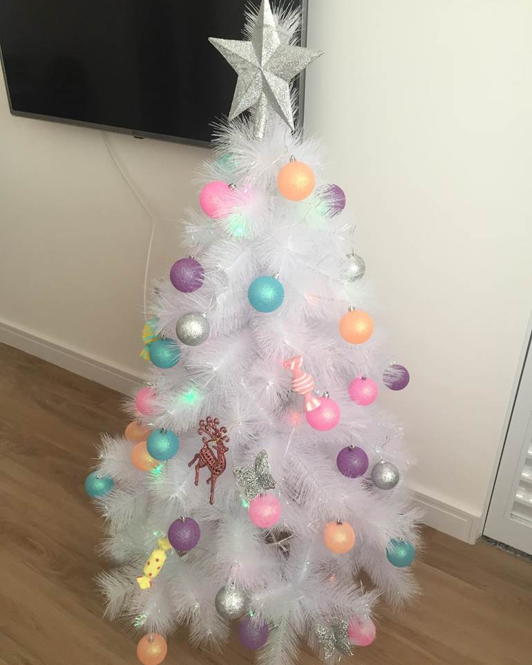 Árvore de natal branca com bolas coloridas