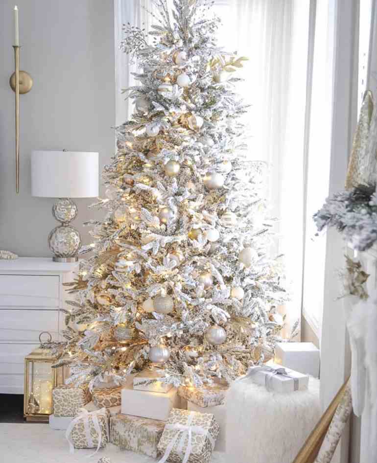 Árvore de natal branca com bolas douradas