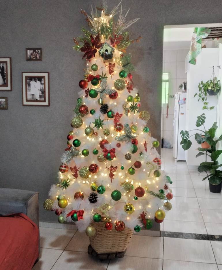 Árvore de natal branca com bolas douradas, vermelhas e verdes