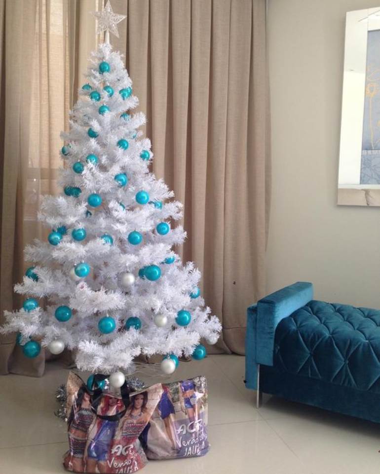 Árvore de natal branca com bolas azul turquesa