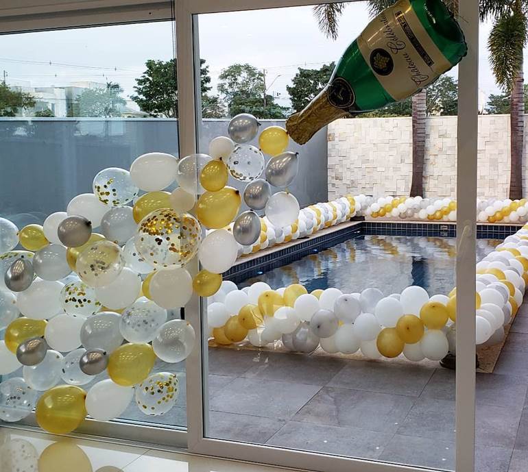 Decoração de ano novo na piscina com balões