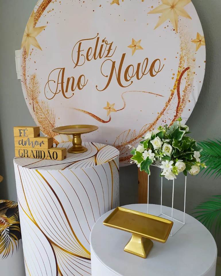 Decoração de ano novo com flores brancas