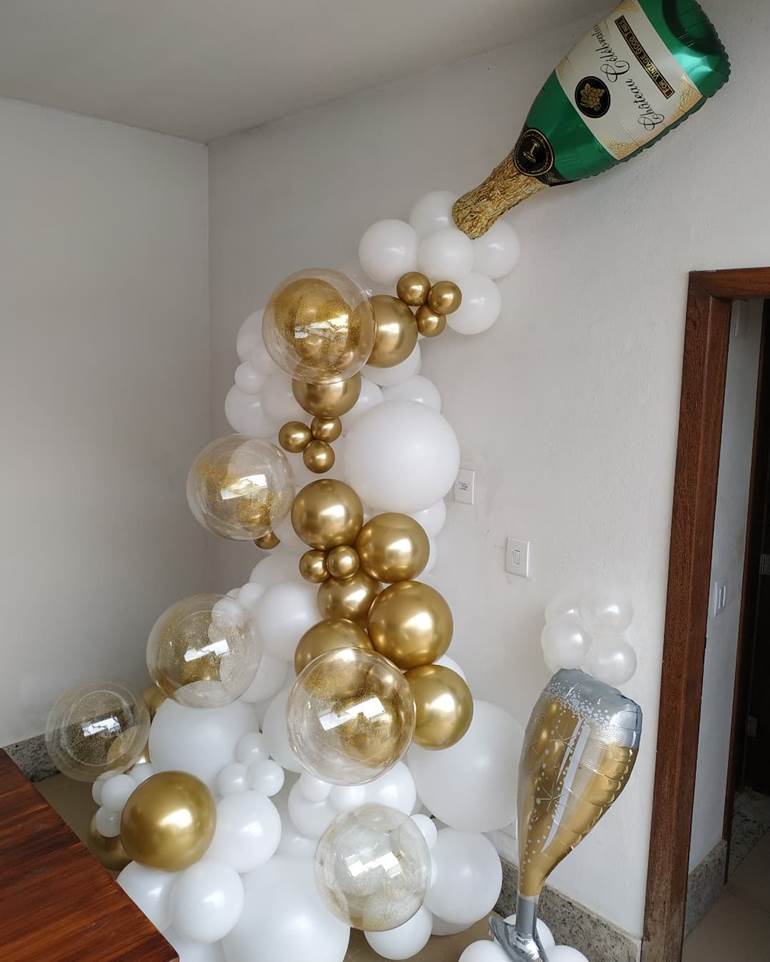 Decoração de ano novo com champanhe derramando balões