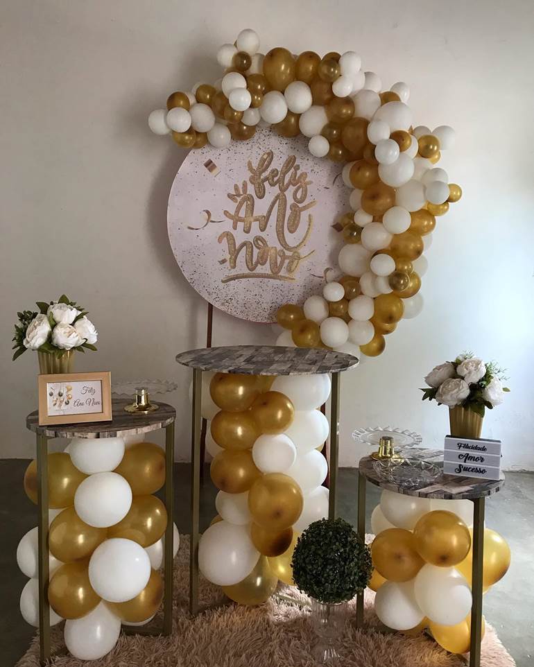 Decoração de ano novo balões brancos e dourados