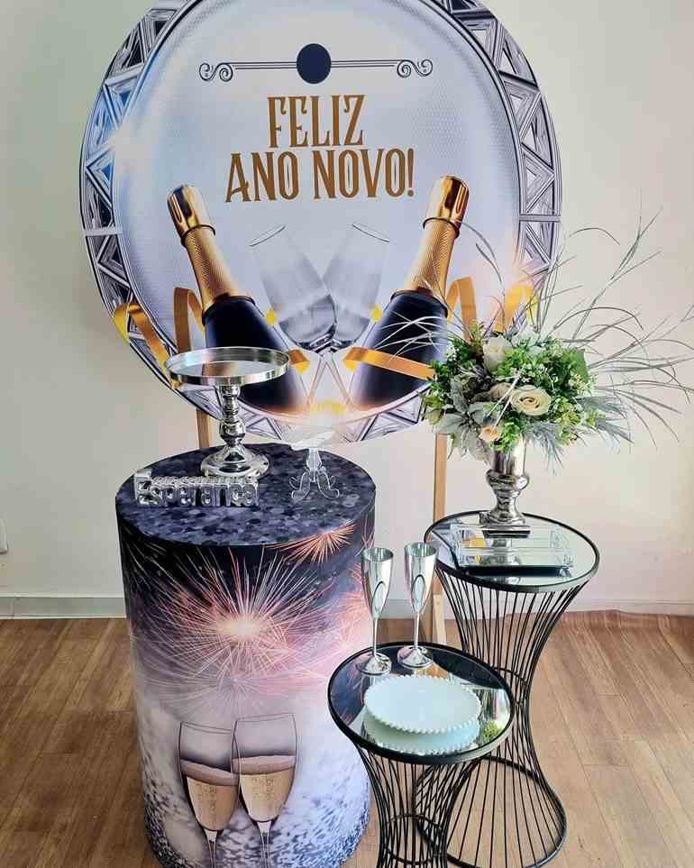 Decoração de ano novo com taças de champanhe