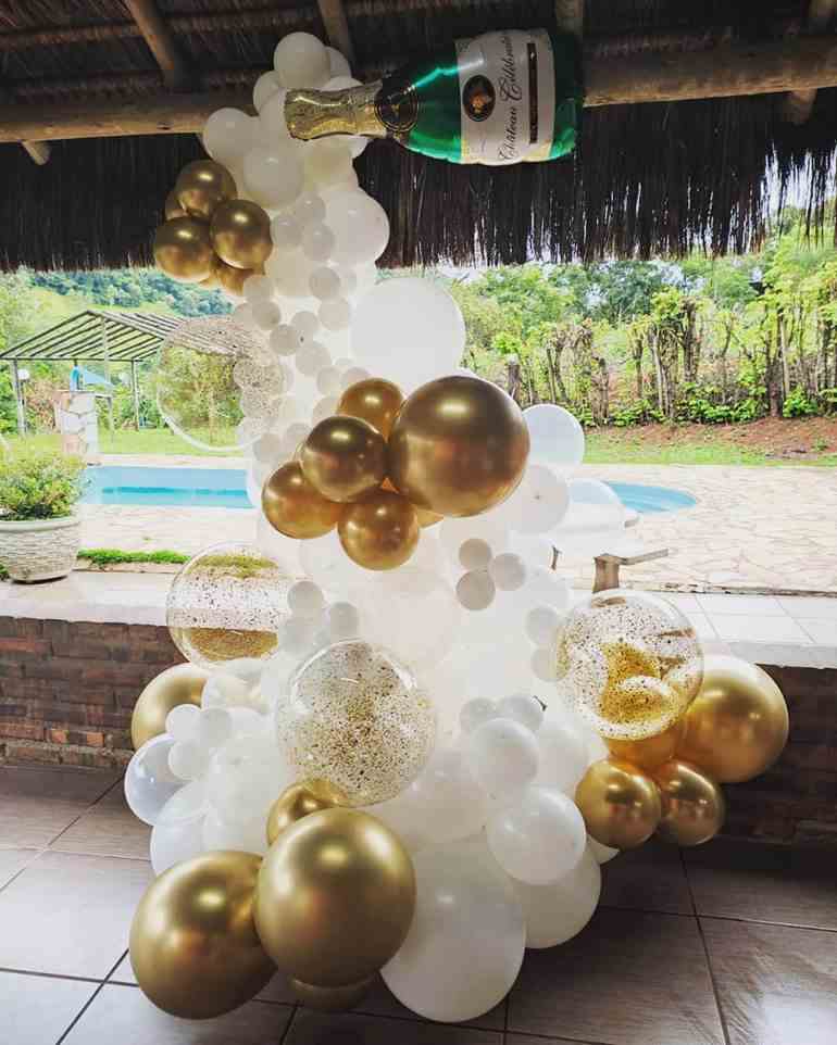 Decoração de ano novo com champanhe de balão