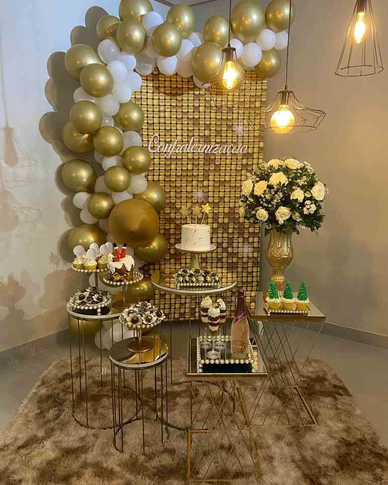 Decoração de ano novo dourada com doces