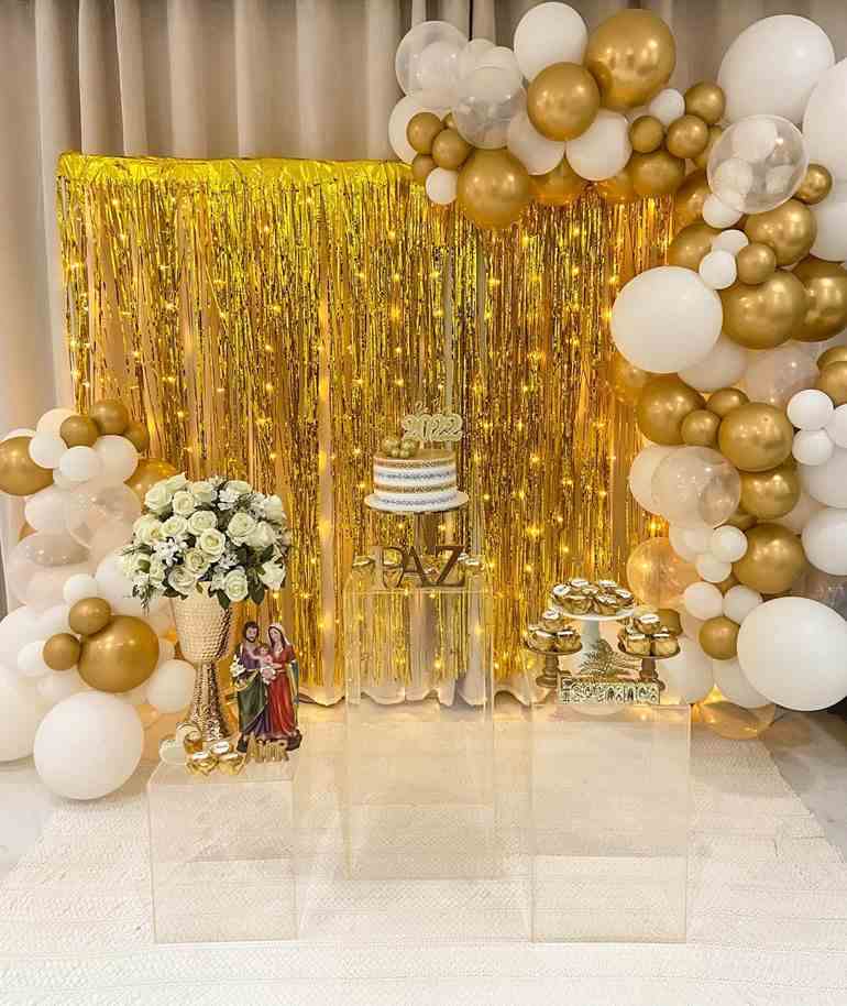 Decoração de ano novo com cortina dourada