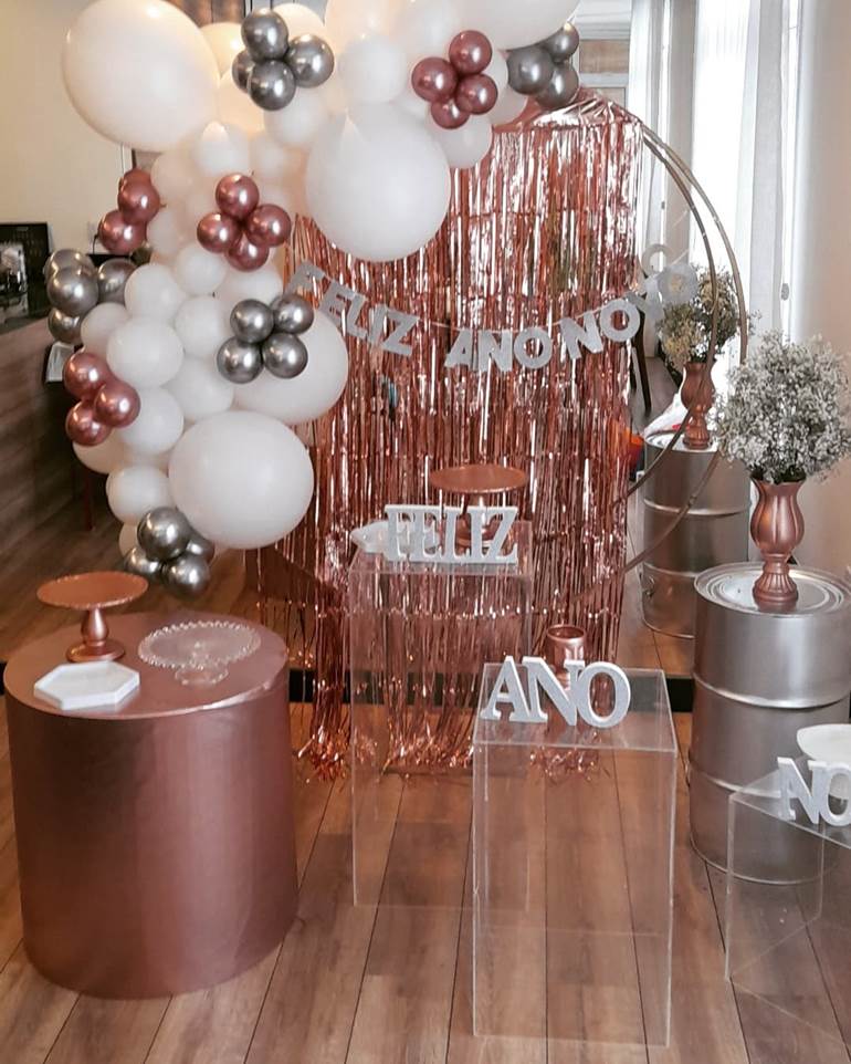 Decoração de ano novo rosê com cortina metálica