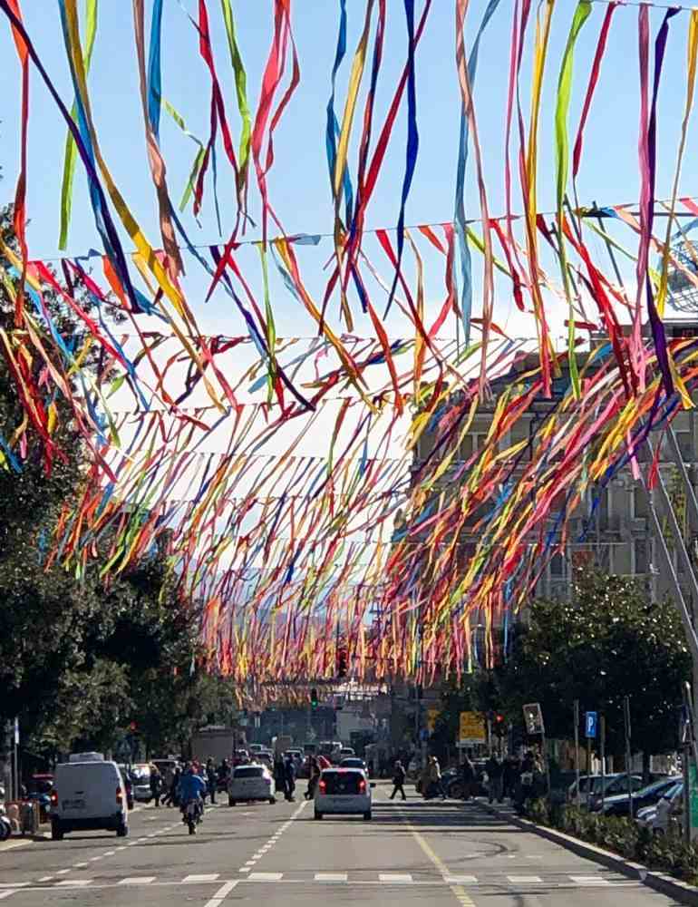 Fitas decorativas na rua de carnaval