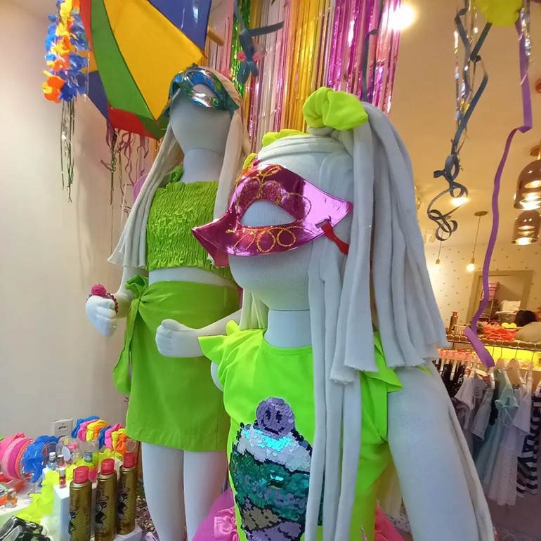 Loja decorada com máscaras e serpentinas de carnaval