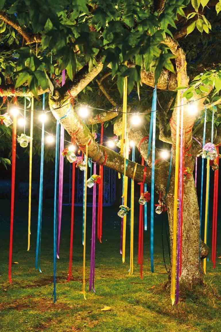 Quintal de carnaval com fitas decorativas
