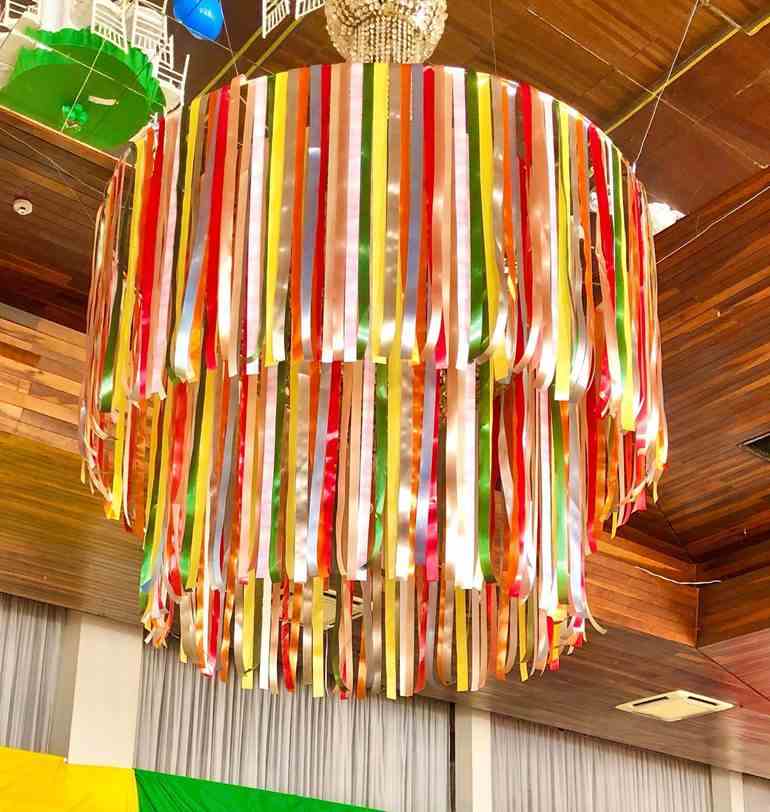 Lustre de carnaval decorado com fitas