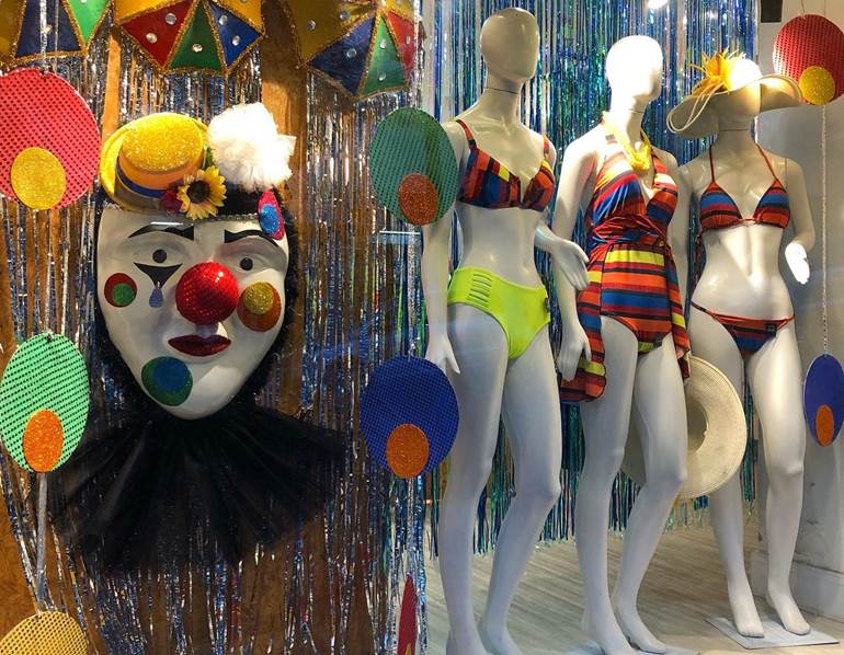 Palhaço de carnaval em vitrine de loja