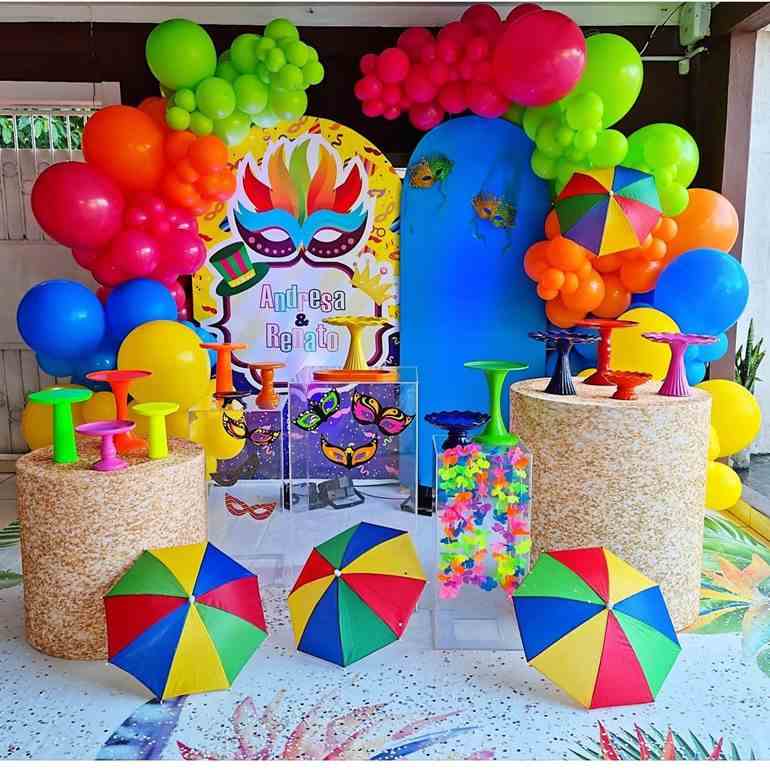 Festa de aniversário com balões coloridos de carnaval