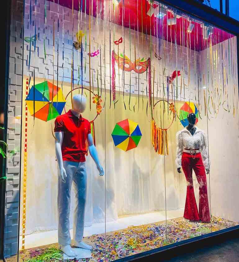 Vitrine decorada de carnaval com serpentinas