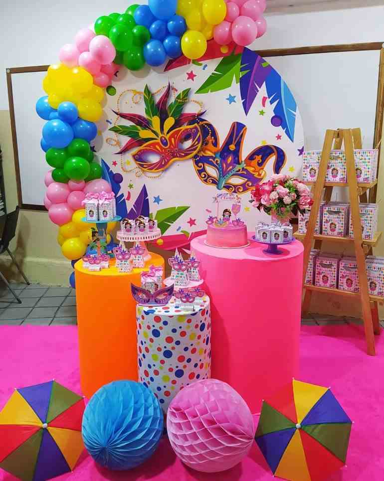 Festa de aniversário decorada feminina de carnaval