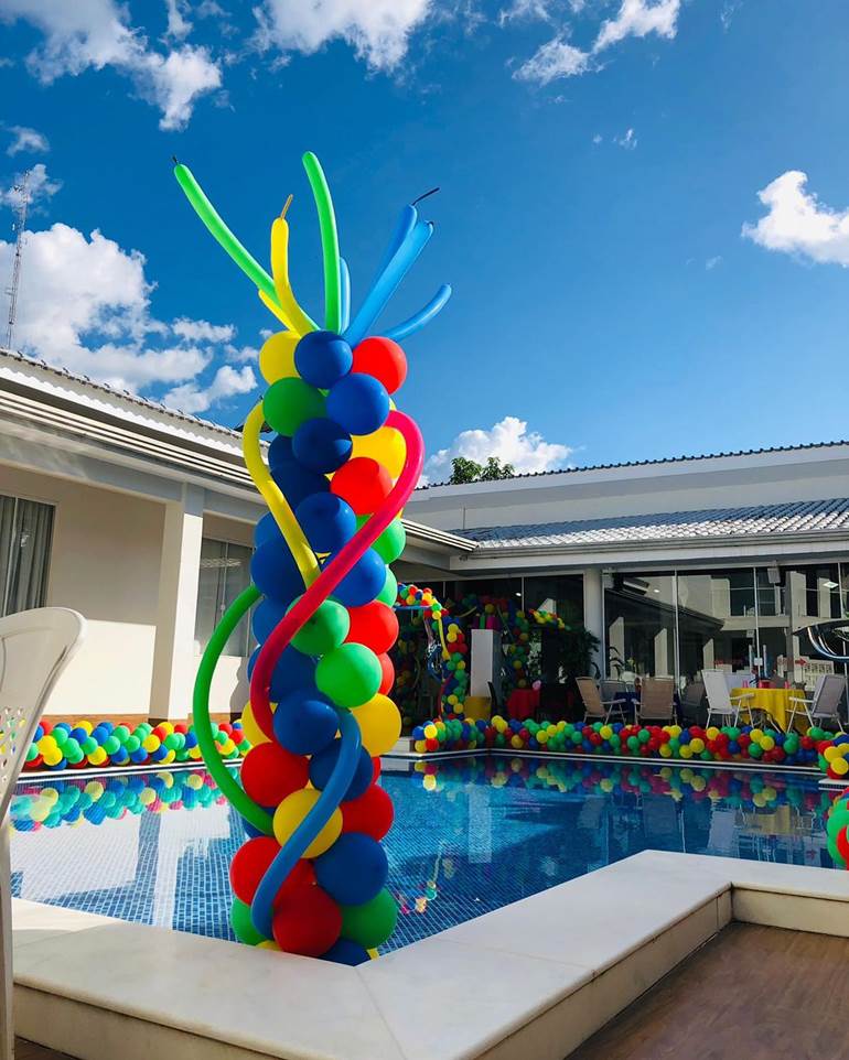 Piscina decorada com balões de carnaval