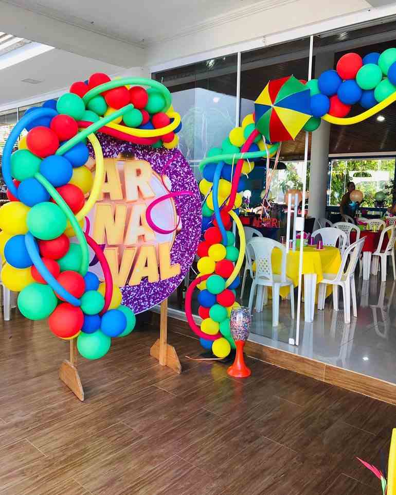 Salão de festa decorado de carnaval