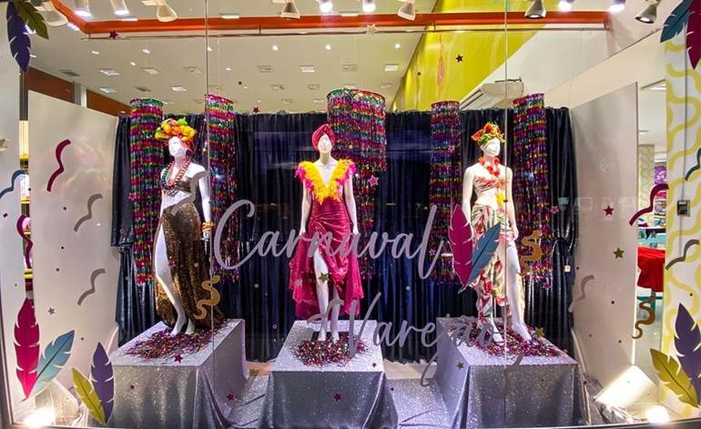 Vitrine com fitas metálicas de carnaval