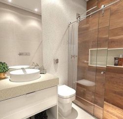 banheiro pequeno decorado com porcelanato de madeira