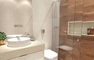 banheiro pequeno decorado com porcelanato de madeira