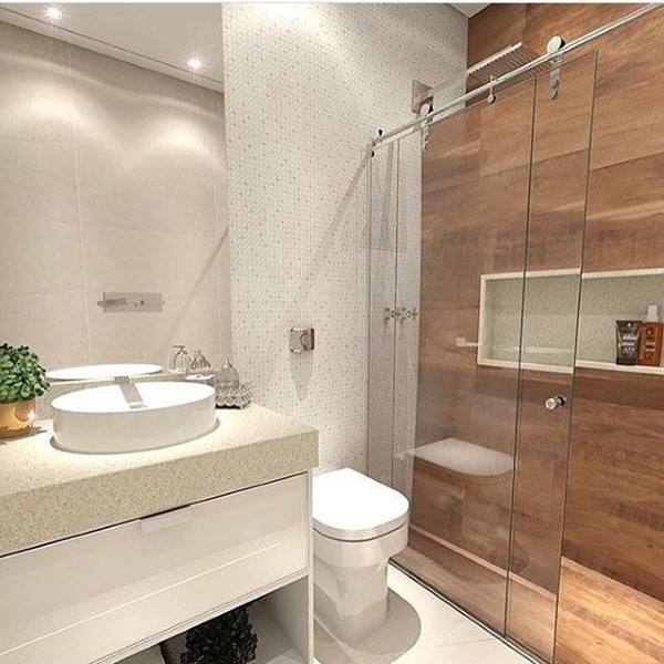 banheiro pequeno decorado com porcelanato de madeira