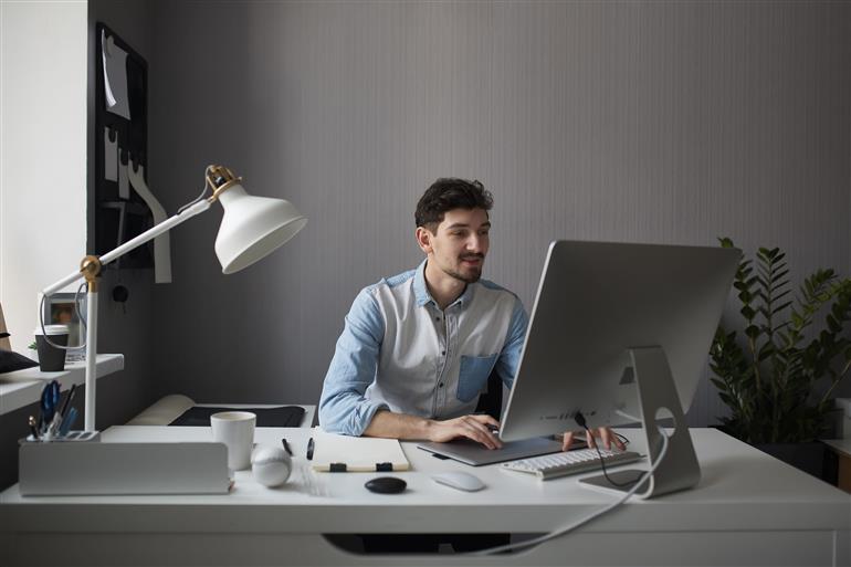 homem no escritorio planejado do apartamento